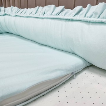 Nest pentru bebeluși pentru co-sleeping cu volănașe - culoare mentă